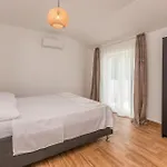 בית נופש 4 Bedroom Awesome In Radasinovci