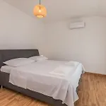 בית נופש 4 Bedroom Awesome In Radasinovci *
