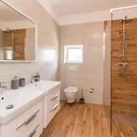 4 Bedroom Awesome In Radasinovci בית נופש Drliceve Kuce