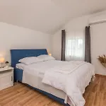 בית נופש 4 Bedroom Awesome In Radasinovci *