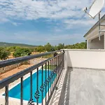 4 Bedroom Awesome In Radasinovci בית נופש *