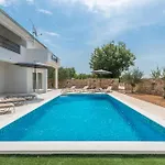 בית נופש 4 Bedroom Awesome In Radasinovci *