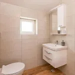 4 Bedroom Awesome In Radasinovci בית נופש