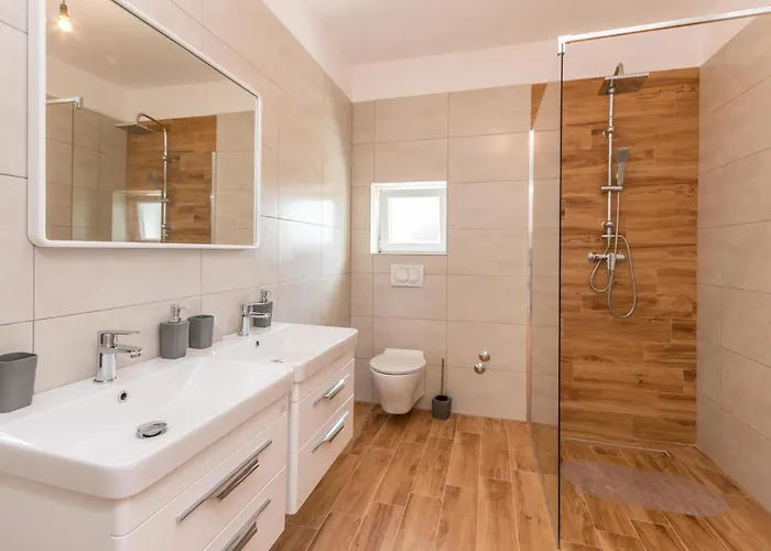 4 Bedroom Awesome In Radasinovci Vikendica Drliceve Kuce