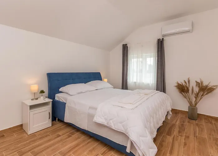 Vikendica 4 Bedroom Awesome In Radasinovci *