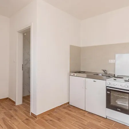 4 Bedroom Awesome In Radasinovci Casa de Férias Drliceve Kuce