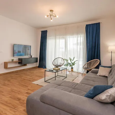 4 Bedroom Awesome In Radasinovci Casa de Férias *