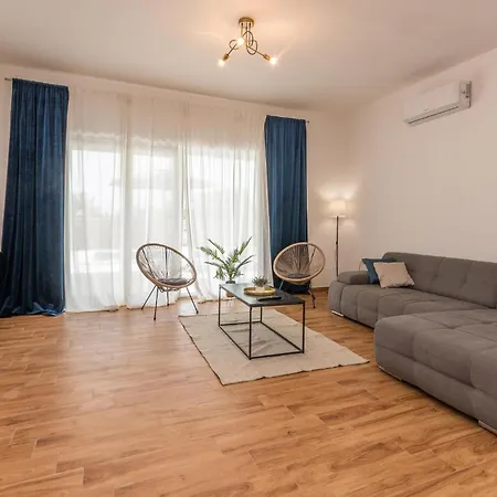 4 Bedroom Awesome In Radasinovci Casa de Férias *