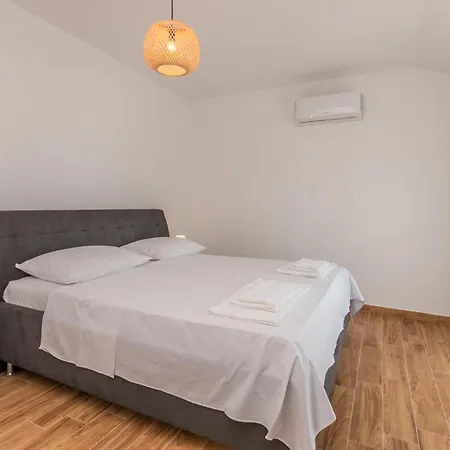 Holiday home 4 Bedroom Awesome In Radasinovci *