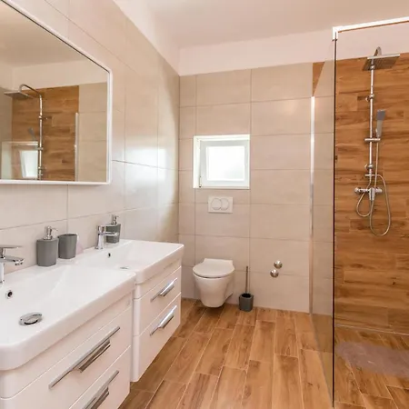 4 Bedroom Awesome In Radasinovci Casa de Férias Drliceve Kuce
