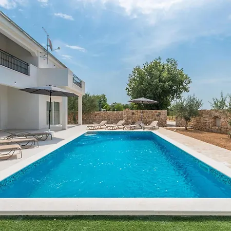 Holiday home 4 Bedroom Awesome In Radasinovci *