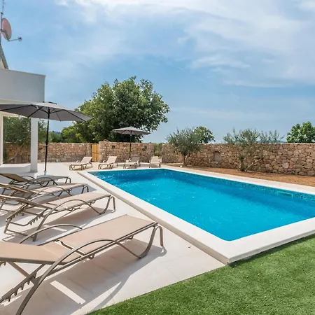 Holiday home 4 Bedroom Awesome In Radasinovci *