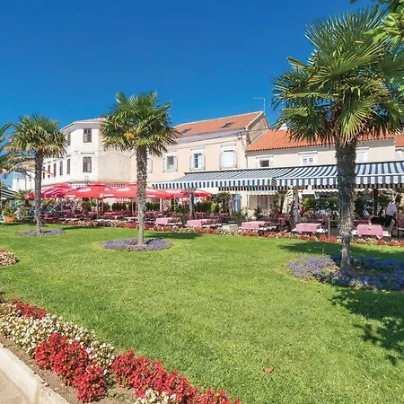 4 Bedroom Awesome In Radasinovci Casa de Férias *