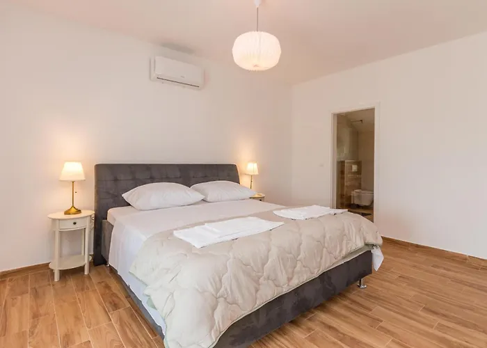 4 Bedroom Awesome In Radasinovci Drlićeve Kuće