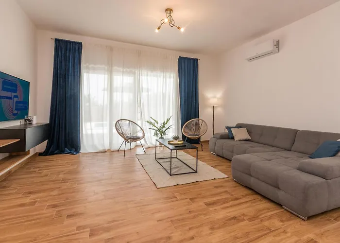 4 Bedroom Awesome In Radasinovci Ferienhaus *