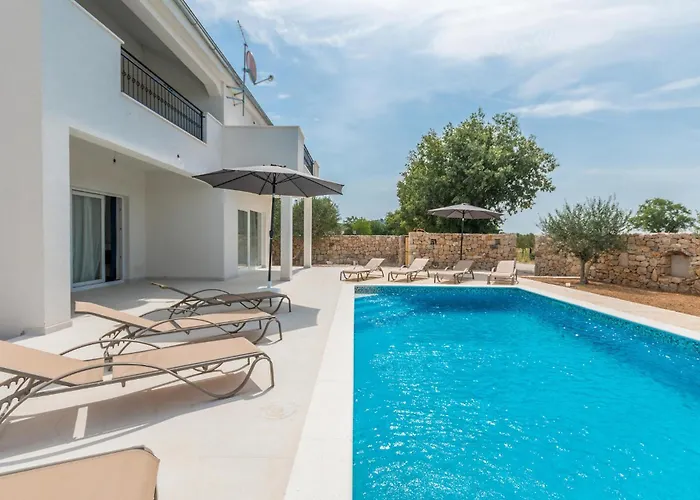 4 Bedroom Awesome In Radasinovci Nyaraló *