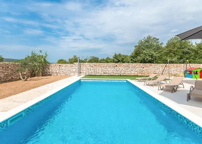 Nyaraló 4 Bedroom Awesome In Radasinovci Drlićeve Kuće