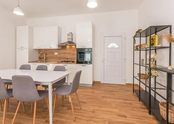 4 Bedroom Awesome In Radasinovci Nyaraló *