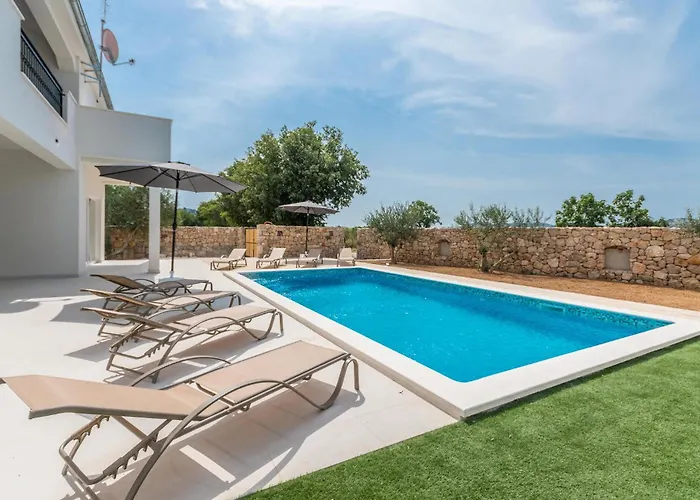 Nyaraló 4 Bedroom Awesome In Radasinovci *
